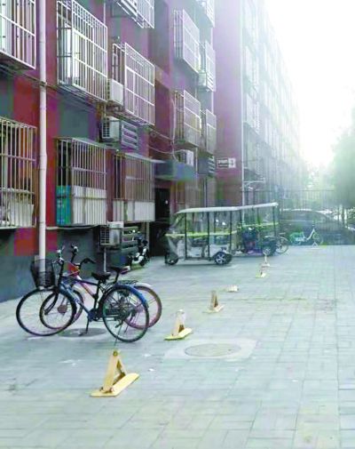 北京：一住宅楼下私装30余“铁三角”