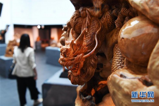 海峡两岸 台湾举办木雕艺术联展 近日,台湾木雕艺术联展在苗栗县三义