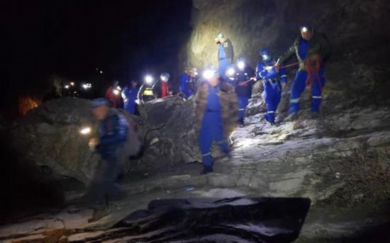 北京刮九级大风女驴友登山被吹落悬崖