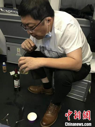 万米高空老人突发疾病 广州医生吸尿救人