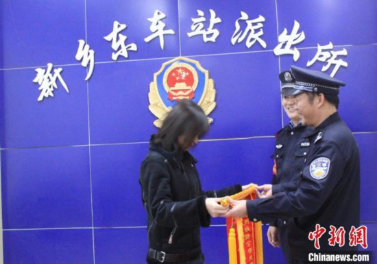街头救下被劫持女子民称救人是本能