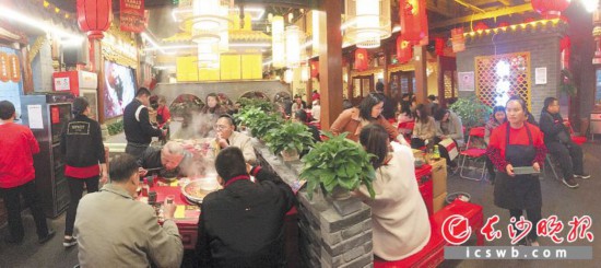 　　↑寒冷天氣也催熱了火鍋店生意。