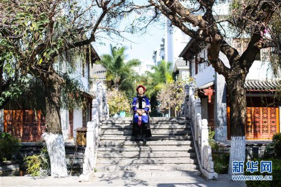 (社会)(1)方寸之间绣绝活儿