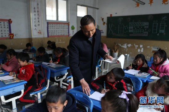 （图片故事）（3）乡村三尺讲台 四十年坚守