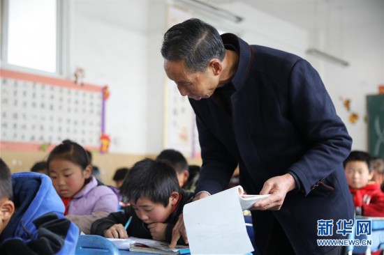 （图片故事）（2）乡村三尺讲台 四十年坚守