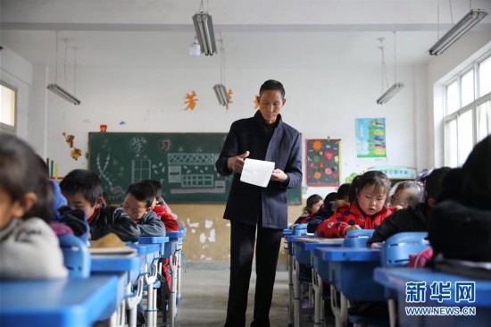 （图片故事）（1）乡村三尺讲台 四十年坚守