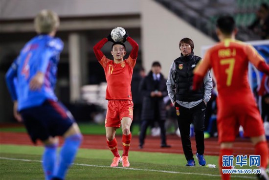 （體育）（1）足球——東亞杯：中國國家男子足球選拔隊不敵日本男足