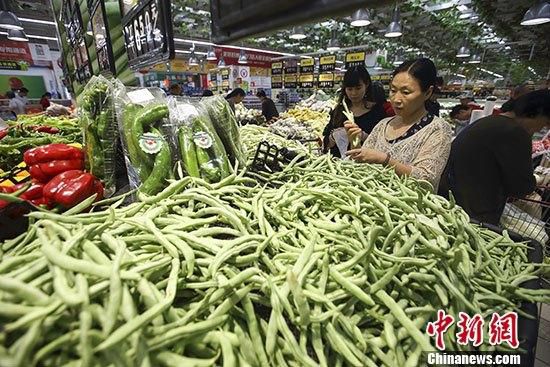 9月10日，中国国家统计局发布的数据显示，2019年8月份，中国居民消费价格(CPI)同比上涨2.8%。值得一提的是，当月鲜菜价格下降0.8%，影响CPI下降约0.02个百分点，为同比连续上涨18个月后首次转降。图为民众在山西太原一超市选购蔬菜。 <a target='_blank' data-cke-saved-href='http://www.chinanews.com/' href='http://www.chinanews.com/'><p align=