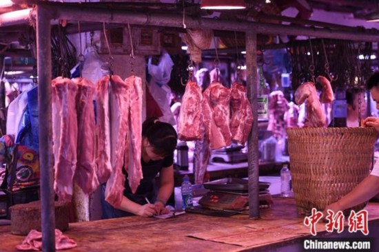 資料圖為重慶一農貿市場內的商家掛滿充足的豬肉。<a target='_blank'  data-cke-saved-  _fcksavedurl='http://www.chinanews.com/'><p  align=