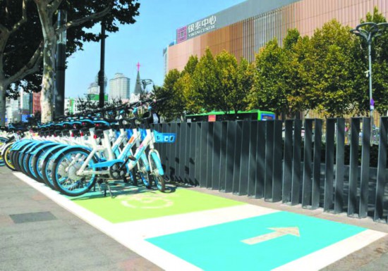 长江中路彩绘停车区内单车停放整齐