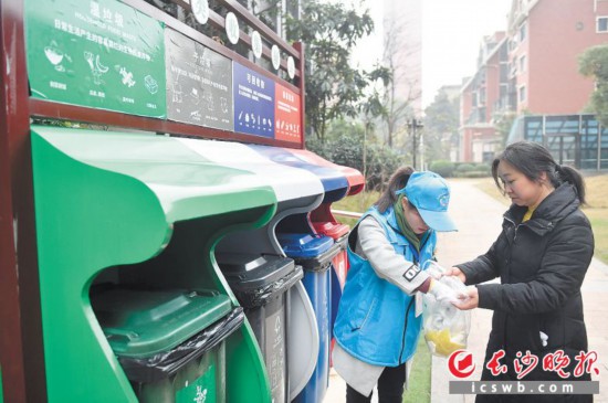 　　长沙县在全市率先实行垃圾分类督导员值守制。截至目前，全县223个小区、17个大型农贸市场、9个企业园区，已配备了556名督导员，有效提升了居民垃圾分类参与率和投放精准率。长沙晚报全媒体记者 余劭劼 摄