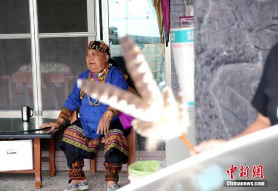 阿嫲如今已近90歲,得知記者來訪,堅持“盛裝”出席。如今,台灣屏東縣佳興村的排灣族手紋老人僅有3人在世。<a target='_blank' data-cke-saved-href='http://www.chinanews.com/' href='http://www.chinanews.com/'><p align=