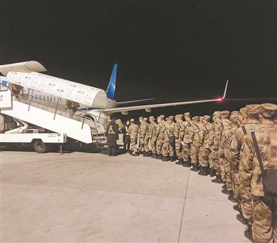 新兵坐飞机下连，稀罕!