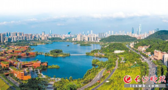 　　蓝天白云下的西湖文化园。<br /> 长沙晚报全媒体记者<br />邹麟 摄