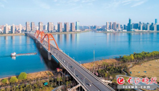 　　从福元路大桥西头东望，水天一色的长沙就像一幅美丽的画卷。长沙晚报全媒体记者<br />邹麟 摄