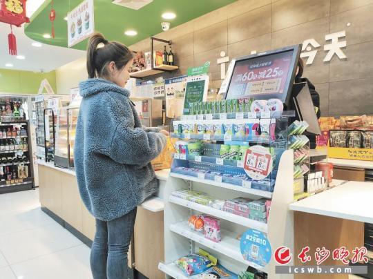 年轻消费者是光顾24小时便利店的主力军。长沙晚报全媒体记者刘捷萍 摄