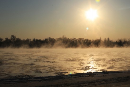 黃河三盛公水利樞紐庫區出現“水煮黃河”景觀（1月1日攝）。