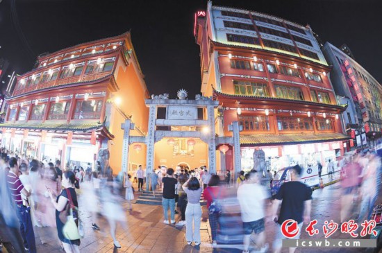 　　夜晚的火宮殿人頭攢動。長沙晚報全媒體記者 鄒麟 攝