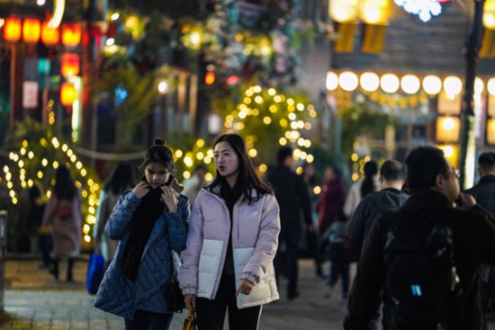 夜色下，市民正在逛街