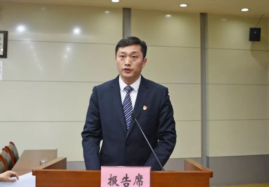 会议决定,接受李命山同志辞去包河区人民政府区长职务的请求,决定陈东