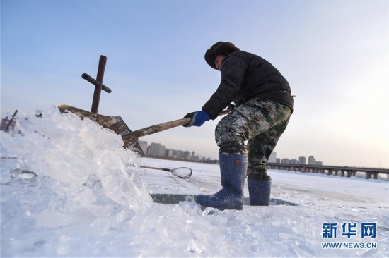 （社会）（14）严寒中的“冰雪造梦者”