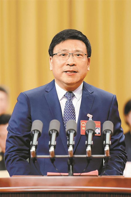 陈如桂作政府工作报告.