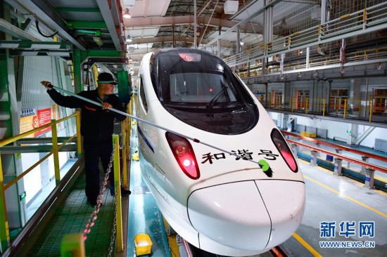 （新春走基層）（1）西寧：給高原動車“洗澡”