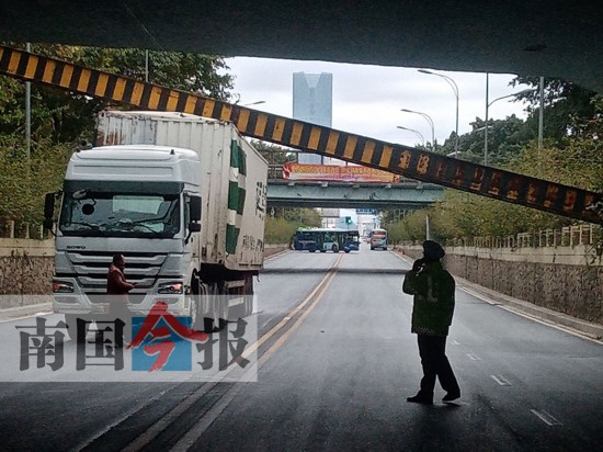 柳州一限高梁被貨車撞斷 7趟公交車運行中斷(圖)