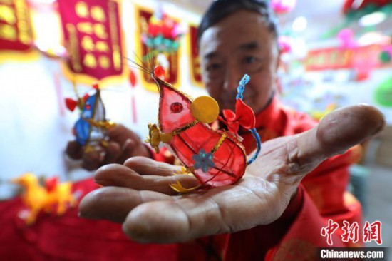 南京民间艺人赶扎迷你“掌中鼠”迎新春