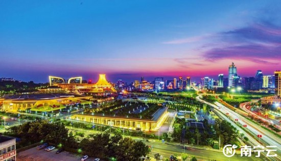 南宁国际会展中心附近夜景迷人.黄维业摄