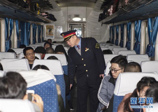 （新春走基層）（7）你的白天 我的黑夜——春運路上“相見難”的夫妻列車長