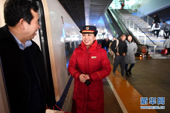 （新春走基層）（8）你的白天 我的黑夜——春運路上“相見難”的夫妻列車長