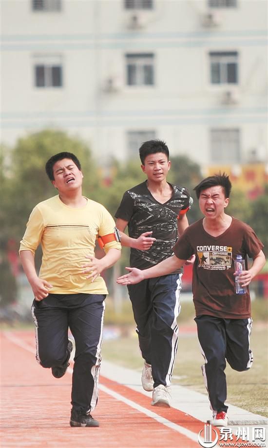 2020年福建体育生综_福建:体育生冒雨高考不少考生说这样的天气应在室