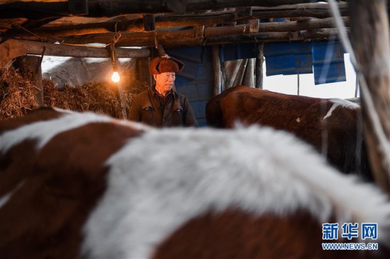 （新春走基層·圖文互動）（4）“老小孩”穿新鞋過大年