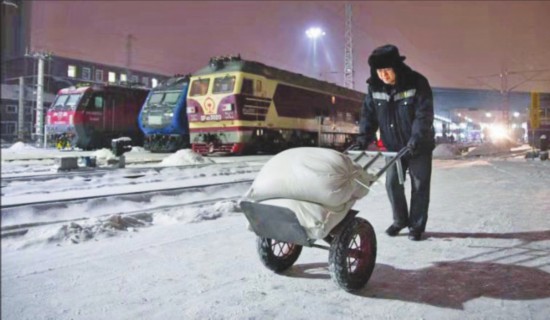 黑龙江：寒风里的列车“上砂工”