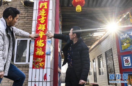 （新春走基層）（10）新疆：“彩門村”裡繪就美景 濃濃年味迎接新春