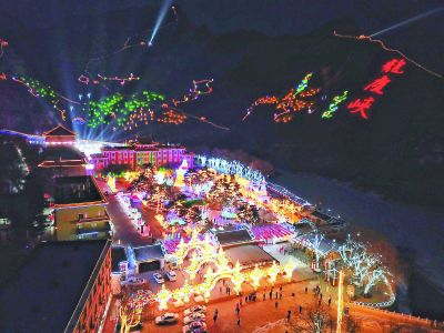 北京:千组冰灯点亮龙庆峡