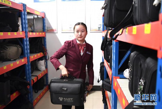 (新春走基层)(2)地铁女司机谱写“轨道青春”