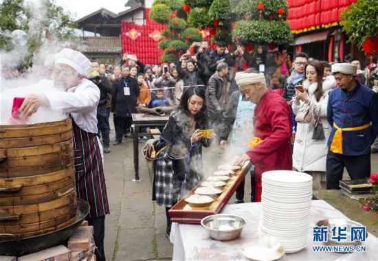 (新春走基层)(5)重庆:吃“千米长宴” 品古镇年味
