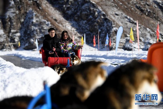 （社會）（8）新疆天池景區推出“冰封雪湖”冰上項目