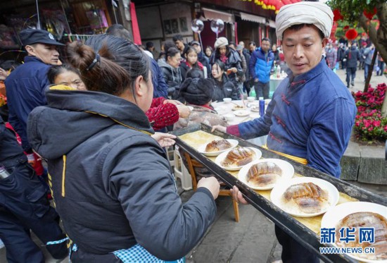 (新春走基层)(1)重庆:吃“千米长宴” 品古镇年味