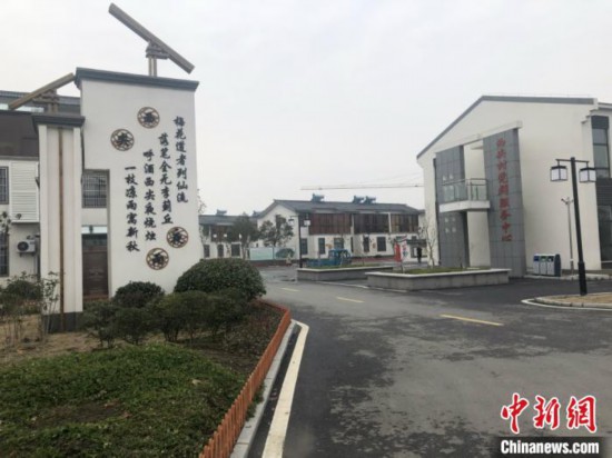 江苏建湖新型农村社区：岸绿水清环境好 还有自家菜园 