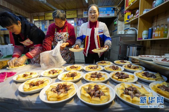 (新春走基层)(4)重庆:吃“千米长宴” 品古镇年味