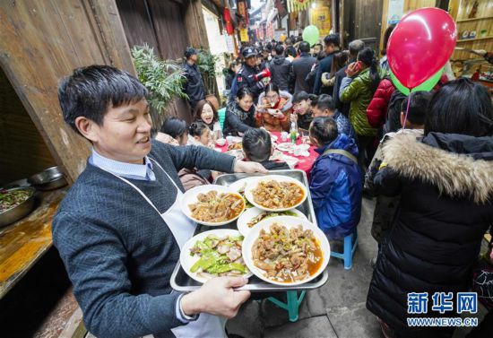(新春走基层)(3)重庆:吃“千米长宴” 品古镇年味