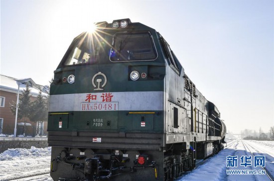 （新春走基層）（1）林海間的“送水小火車”