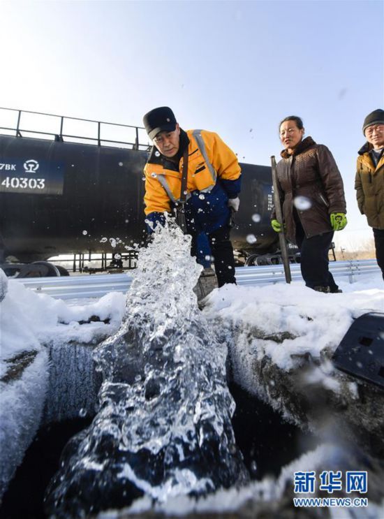 （新春走基層）（9）林海間的“送水小火車”