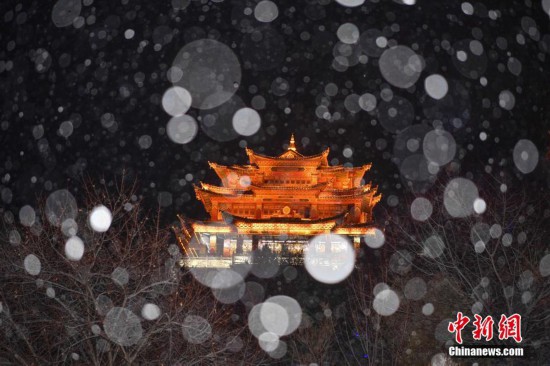 香格裡拉迎降雪 古城夜景美如畫
