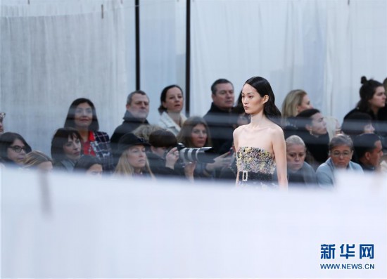 (国际)(4)巴黎高级定制周:在修道院回廊花园寻找香奈儿