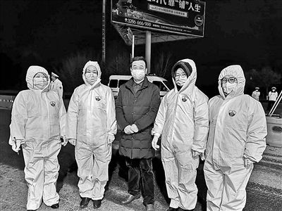 为多领50套防护服 他深夜驱车1.5小时