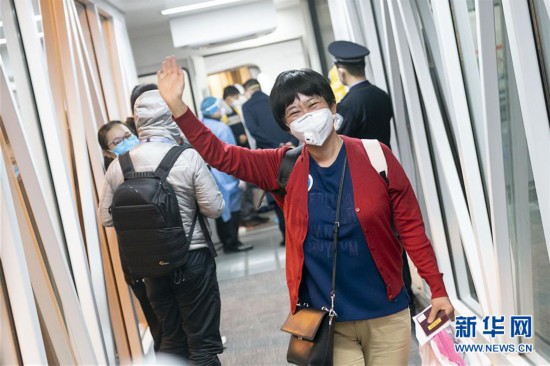 （聚焦疫情防控）（1）76名湖北同胞乘民航包機到達武漢